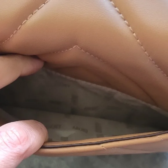 DKNY Quilted Beige Shoulder Bag with Gold Chain - Picture 3 of 5